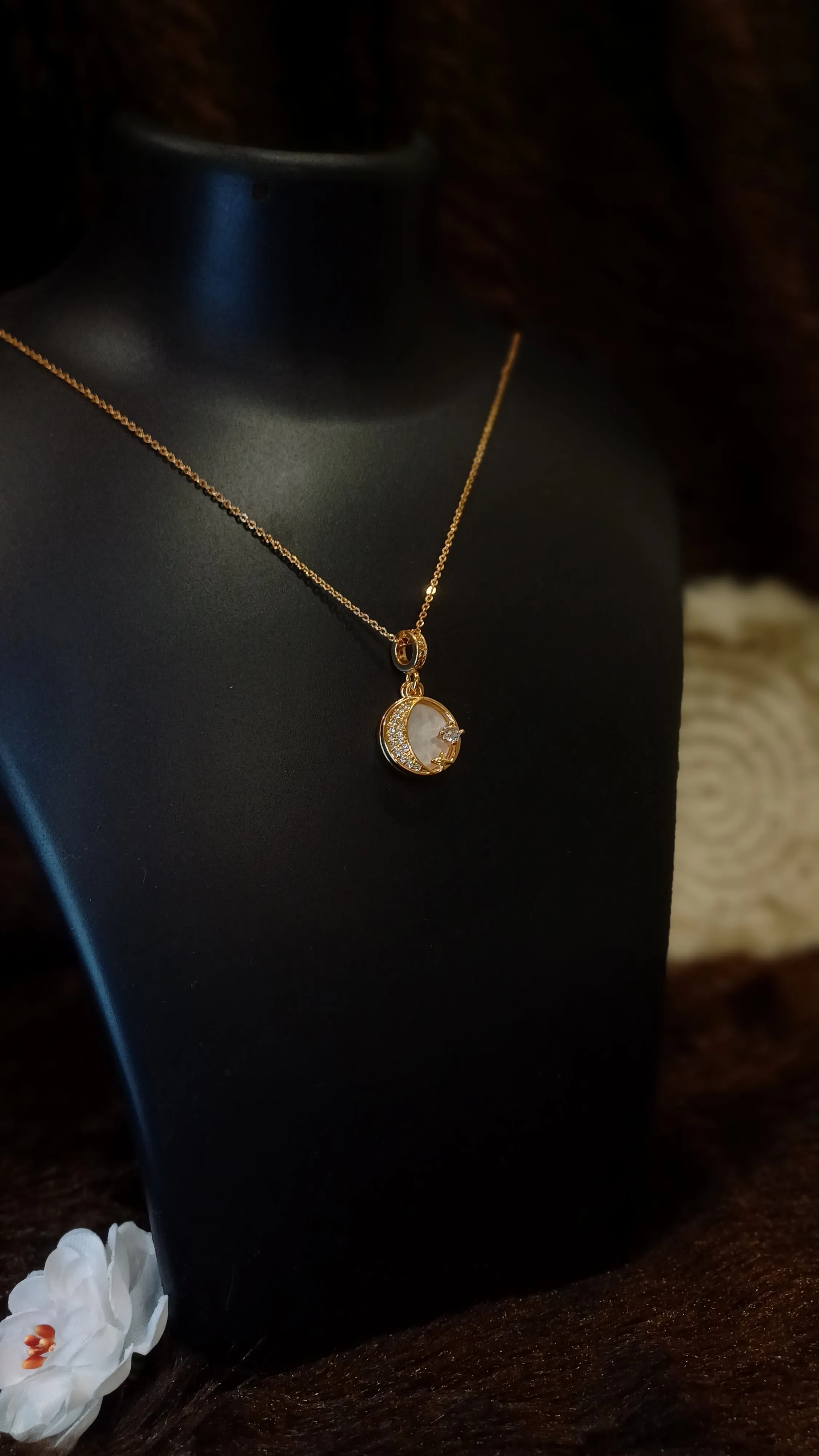 Chain golden with unique pendant_ anti tarnish