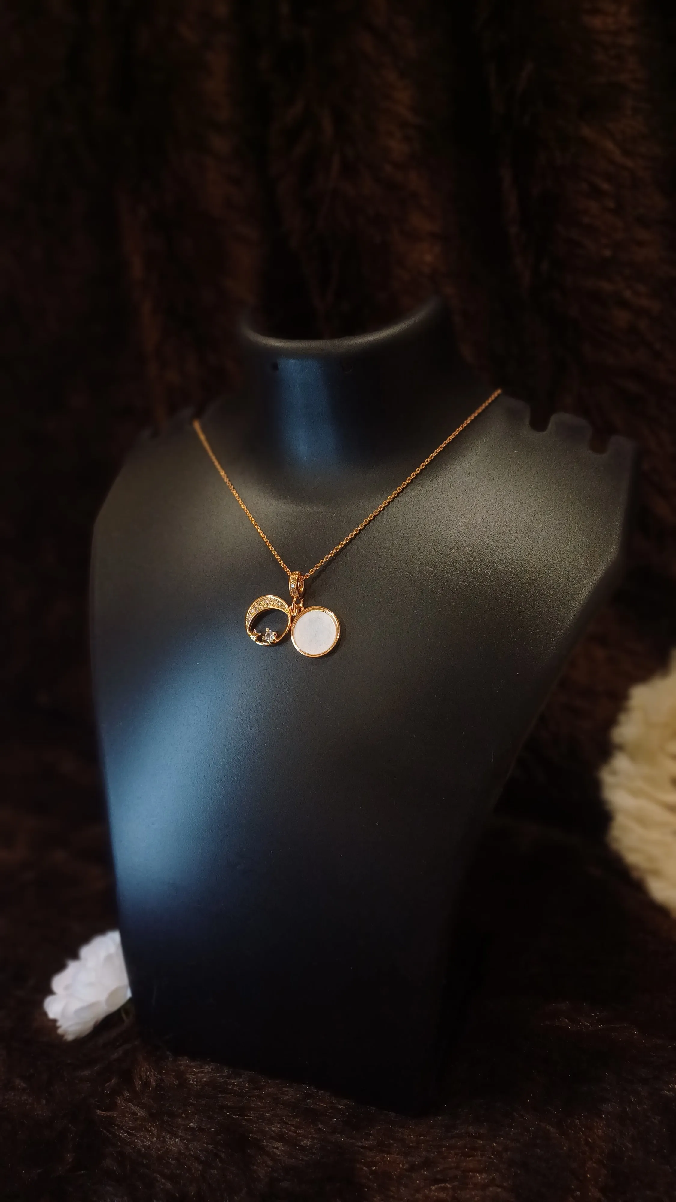 Chain golden with unique pendant_ anti tarnish