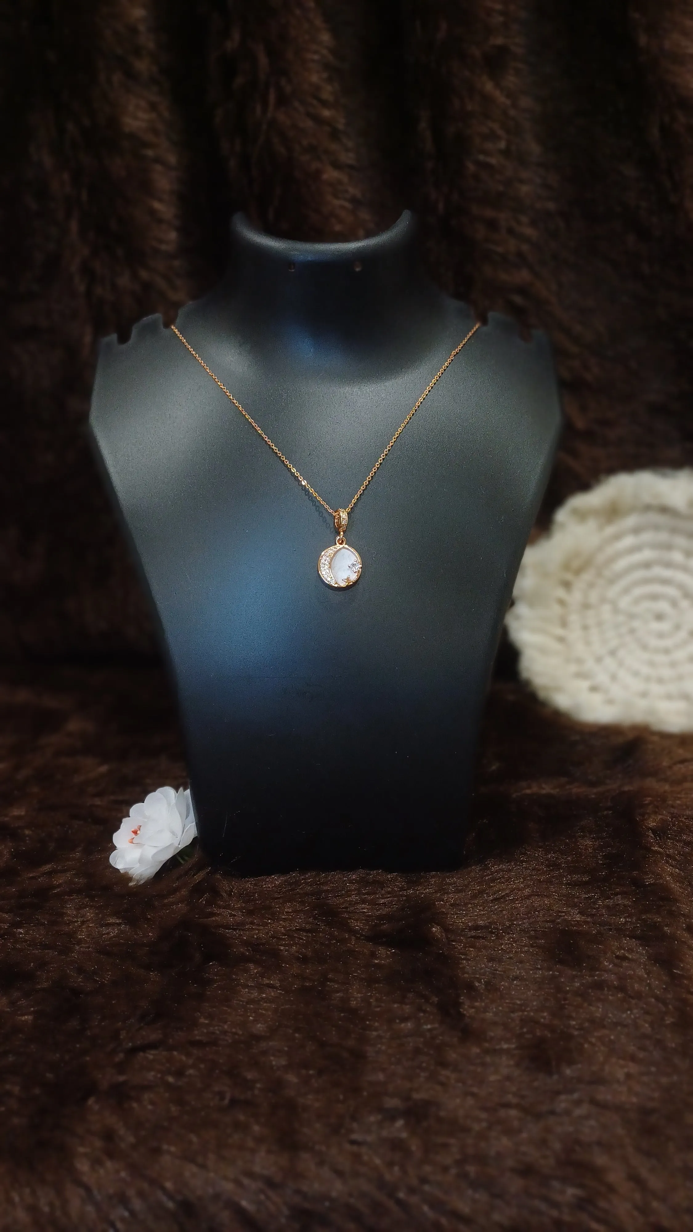 Chain golden with unique pendant_ anti tarnish