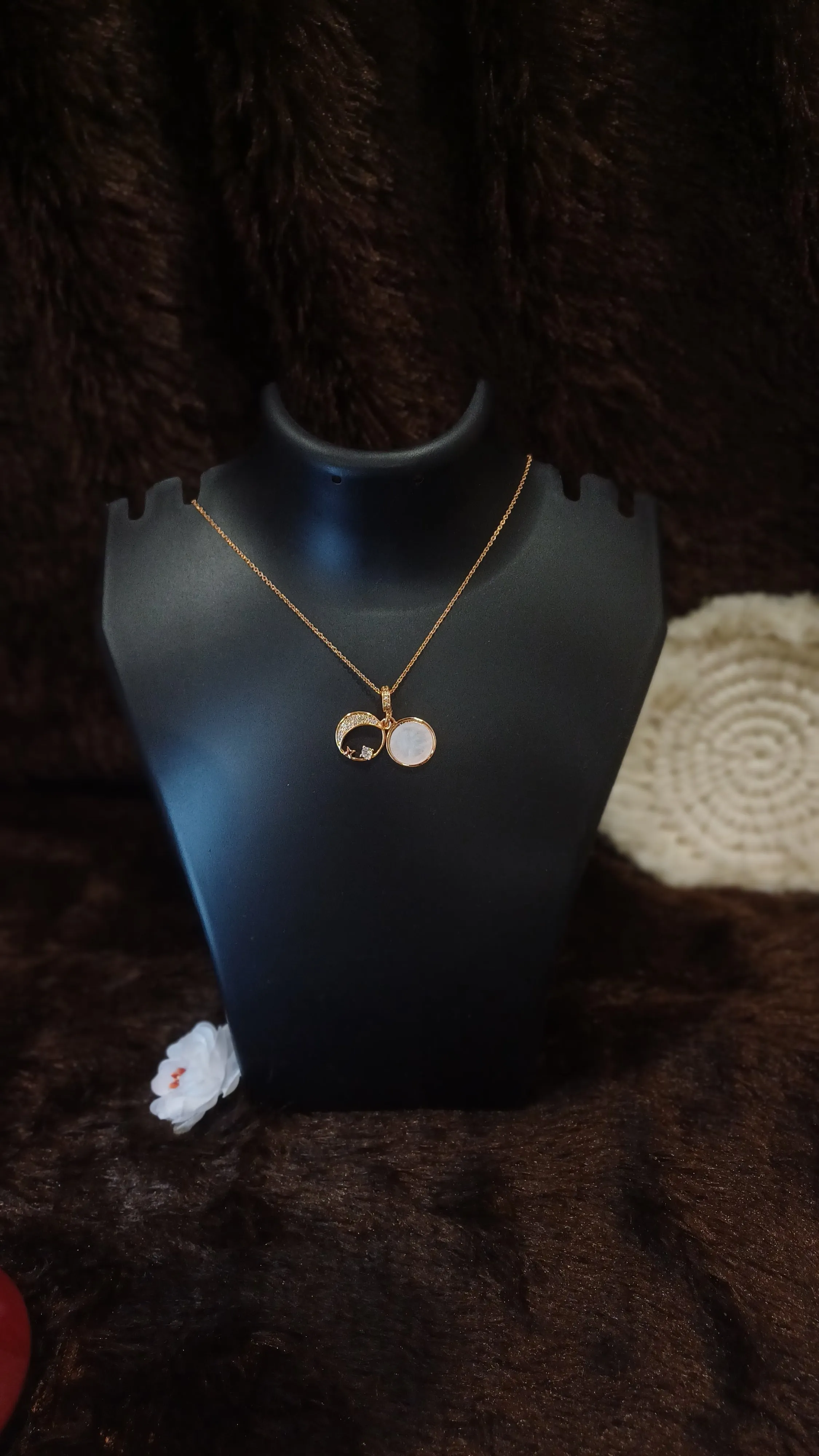 Chain golden with unique pendant_ anti tarnish