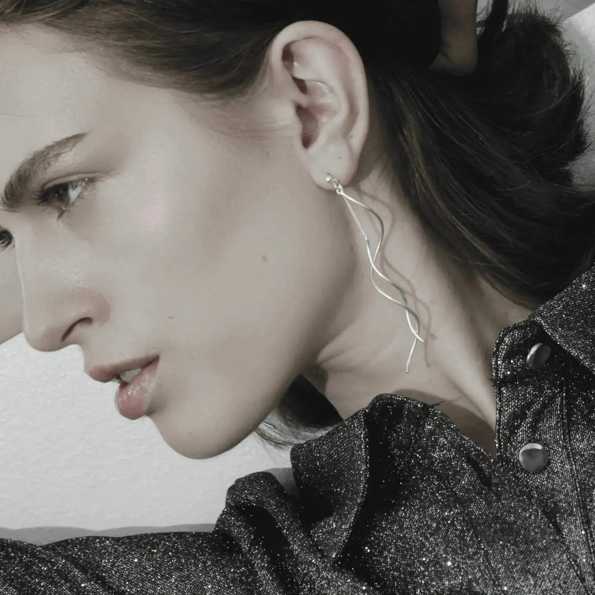 Tara Revolve Earring Rhodium Plating